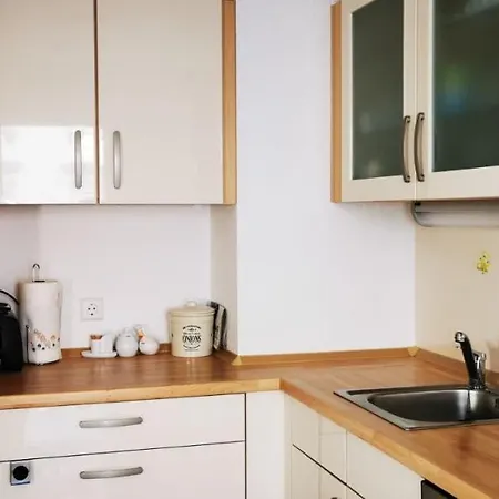 Tolle, Gemutliche, Voll Moblierte 3 Zimmer Wohnung.