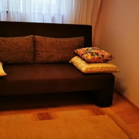 Tolle, Gemutliche, Voll Moblierte 3 Zimmer Wohnung.