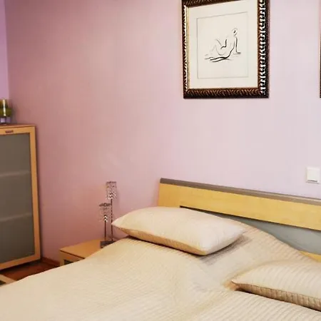 Tolle, Gemutliche, Voll Moblierte 3 Zimmer Wohnung. *