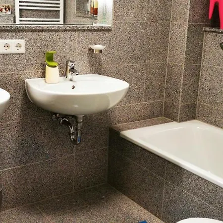 Tolle, Gemutliche, Voll Moblierte 3 Zimmer Wohnung. *